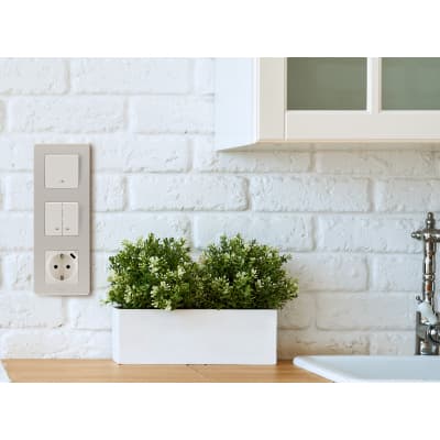 Рамка декоративная универсальная Legrand Inspiria, 3 поста, для горизонтальной или вертикальной установки, цвет "Шампань" 673958